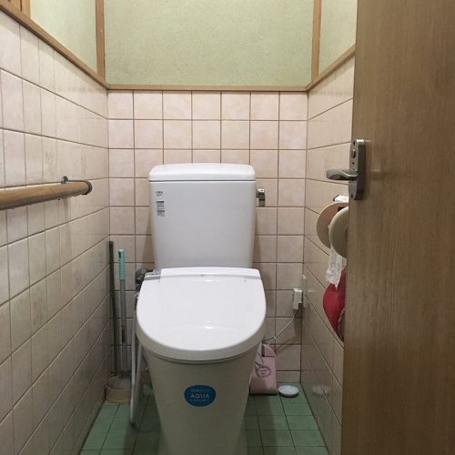 お掃除がしやすく
汚れも付きにくいトイレにしました。
壁リモコンでボタン一つで流すことが出来る物で
温風乾燥が付いてる物を
ご提案いたしました。