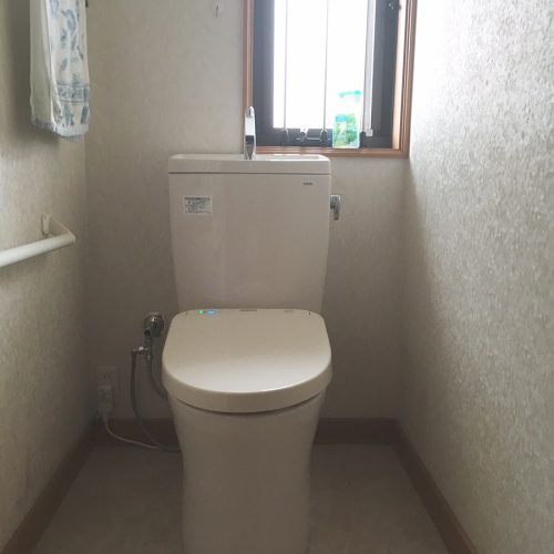 フチレスのトイレでお手入れがしやすく
便座はオートタイプの機能が付いたものを
おススメしました。