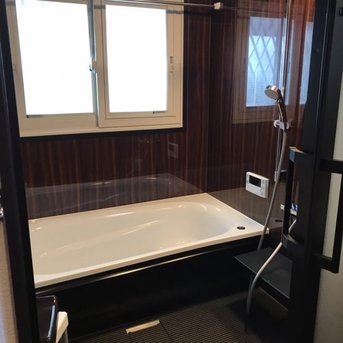 以前は全体的に白を基調とした浴室でしたが
それを黒に変え、黒の窓枠、入り口枠にした
ことでより高級感がある浴室になりました。

また、引き戸になり、浴室の入り口が広く
なりました！

脱衣場と浴室が一つの空間のようになり
以前より部屋が広く感じるようになりました！