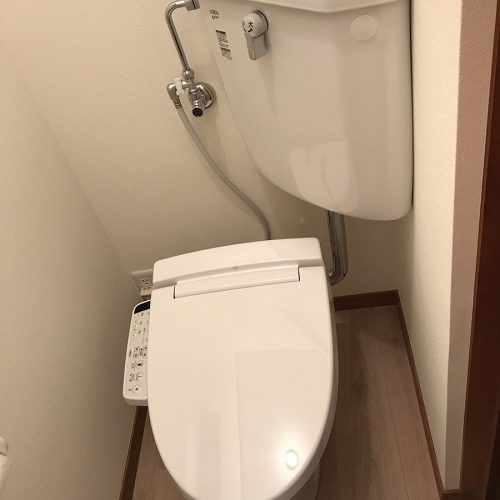 トイレの中が広くなり、とても使いやすくなりました。
壁紙を白の物にして、手すりも紙巻きもトイレも全て白で統一しているため
とても、統一感があり、すごく明るくなりました。