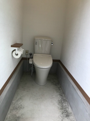 今回のお問合せ内容が、外のトイレなのでモルタルのまま靴で
上がれるようにして、鉄骨だったため壁や天井も作り壁紙も貼り1つの部屋を作りました！
壁紙を貼ったことによりトイレの空間も違った雰囲気になりました♪