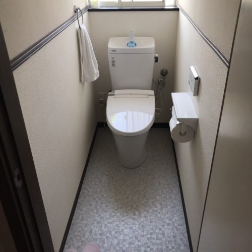 和式トイレから洋式トイレにしたことで
使い勝手もよくなると思いますし、
クロスを白色で選んでいただいたので、
明るい空間になってよかったです。