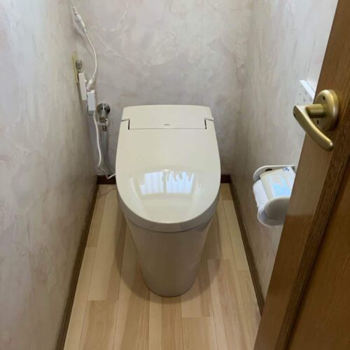 今回トイレの床の内装までやって見る見るうちにトイレの空間がきれいになっていきました。うらやましいです!